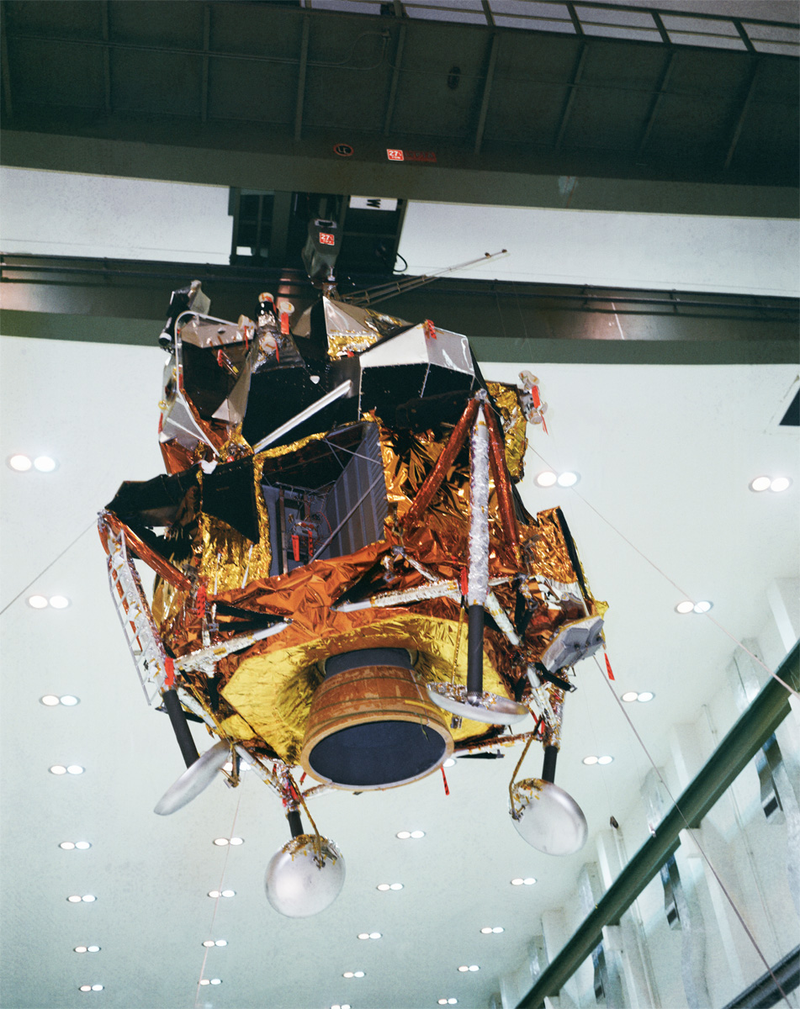 Illustration for article titled Amazing photos from NASA's vaults show how they assembled Apollo 11